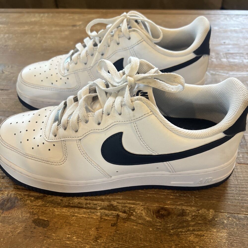 Nike Air Force 1 '07 White With Navy Blue Swoosh Men’s Size 9.5 EUC